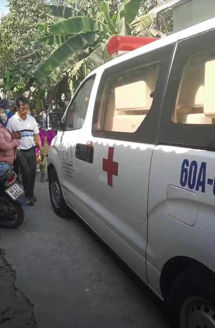 Xe cấp cứu tới hiện trường đưa các nạn nhân bị thương vào viện - Ảnh: CTV