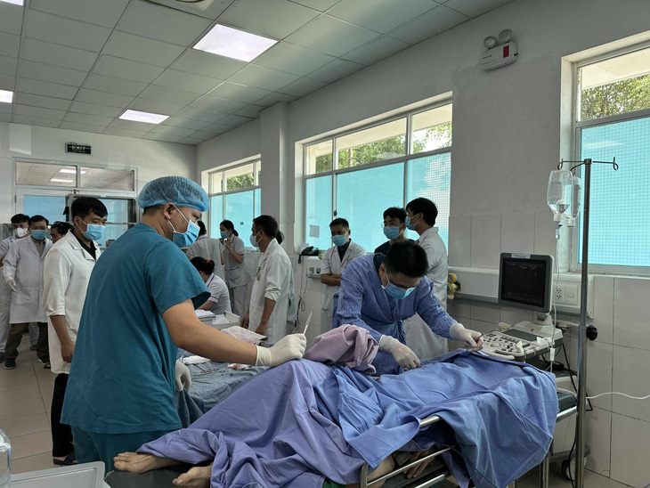 Người bị thương đang được cấp cứu tại Bệnh viện đa khoa Thống Nhất, tỉnh Đồng Nai - Ảnh: CTV