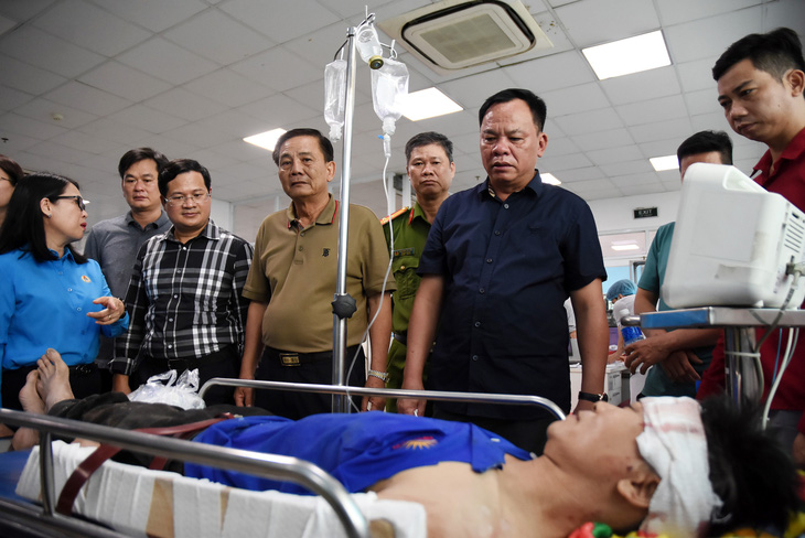 Ông Võ Tấn Đức, quyền chủ tịch UBND tỉnh Đồng Nai (thứ ba từ phải sang) trực tiếp đến bệnh viện thăm hỏi, động viên các nạn nhân và người thân trong vụ nổ lò hơi - Ảnh: A LỘC