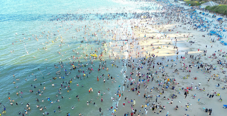 Thời tiết nắng nóng nên nhiều người dân chọn các vùng biển để 'hạ nhiệt'. Trong ảnh: người dân đến du lịch Bà Rịa - Vũng Tàu và chọn tắm biển ở Bãi Sau, Vũng Tàu, ngày 30-4-2024 - Ảnh: Đ.H