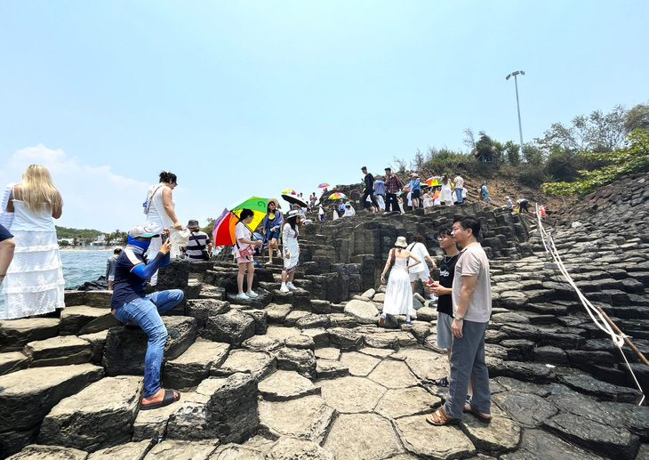 Bất chấp nắng nóng, hàng ngàn du khách đã có mặt tại danh thắng quốc gia đặc biệt Gành Đá Đĩa (huyện Tuy An) để tham quan - Ảnh; NGUYỄN HOÀNG