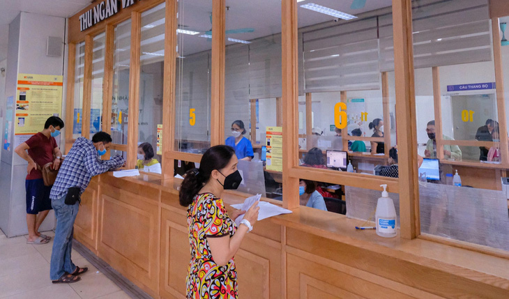 Bệnh nhân thanh toán BHYT tại Bệnh viện Thanh Nhàn (Hà Nội) - Ảnh: NAM TRẦN