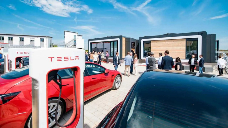 Hiếm có hãng xe nào sở hữu riêng một hệ thống hạ tầng sạc công cộng bao quát và bền bỉ khắp thế giới như Supercharger của Tesla. Tuy nhiên, CEO Elon Musk có vẻ không còn trân trọng mảng này - Ảnh: InsideEVs