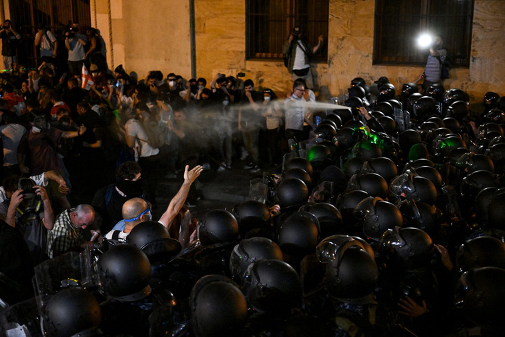 Hình ảnh lan truyền cho thấy cảnh sát Georgia dùng gậy, hơi cay đối phó với người biểu tình - Ảnh: AFP