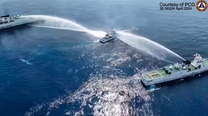 Ảnh chụp từ video được Lực lượng tuần duyên Philippines (PCG) quay và phát hôm 30-4, cho thấy các tàu hải cảnh Trung Quốc phun vòi rồng vào tàu tuần duyên Philippines gần bãi cạn Scarborough - Ảnh: AFP/PCG