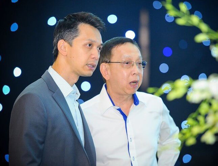Ông Trần Mộng Hùng (phải) và con trai, ông Trần Hùng Huy - Ảnh: T.L.