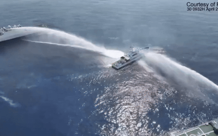 Video: Hải cảnh Trung Quốc phun vòi rồng vào tàu tuần duyên Philippines gần bãi cạn Scarborough