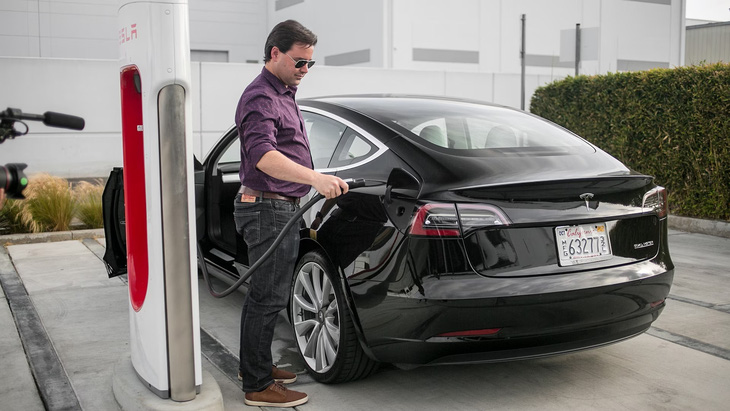 Một trong những thứ ở Tesla được người dùng khen ngợi, ít bị chê trách chính là hệ thống sạc Supercharger - Ảnh: InsideEVs