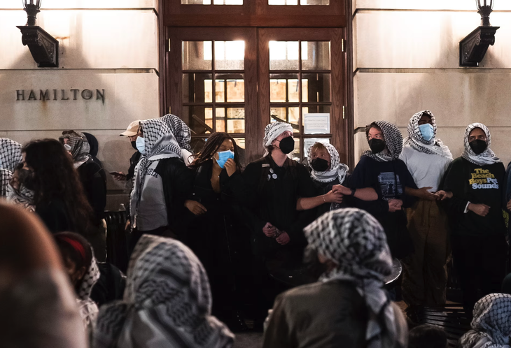 Nhóm sinh viên ủng hộ Palestine trước cửa tòa nhà Hamilton trong khuôn viên Đại học Columbia - Ảnh: GUARDIAN
