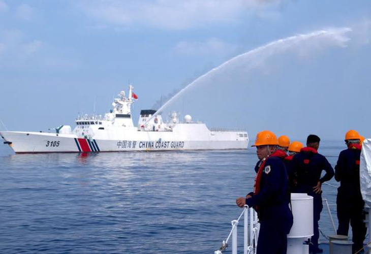 Cận cảnh chiếc tàu của hải cảnh Trung Quốc phun vòi rồng vào các tàu của Philippines hôm 30-4 do các phóng viên BBC chụp lại - Ảnh: BBC