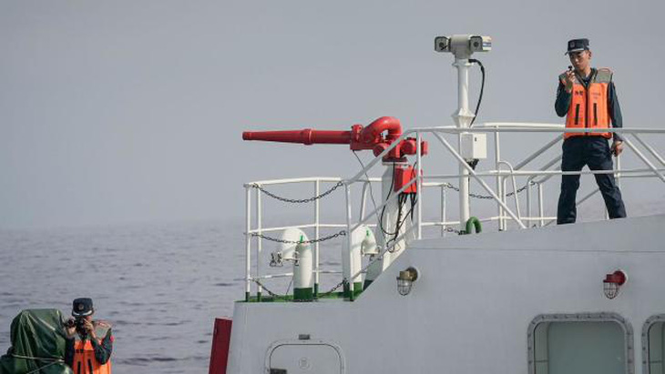 Các phóng viên BBC chụp lại khoảnh khắc những thủy thủ đoàn trên tàu của Trung Quốc quay phim lại mọi động thái của các thành viên trên những chiếc tàu của Philippines - Ảnh: BBC
