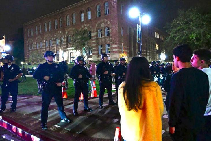 Cảnh sát đứng gác sau khi đụng độ nổ ra trong khuôn viên Đại học California ở Los Angeles (UCLA) ngày 1-5 - Ảnh: TIME/GETTY IMAGES