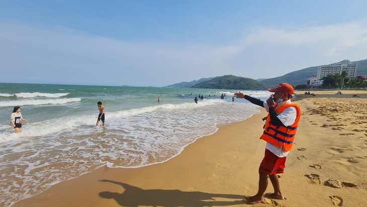 Lực lượng cứu hộ bãi biển Quy Nhơn có mặt nhắc nhở người dân và du khách không được tắm ở những khu vực biển nguy hiểm - Ảnh: LÂM THIÊN