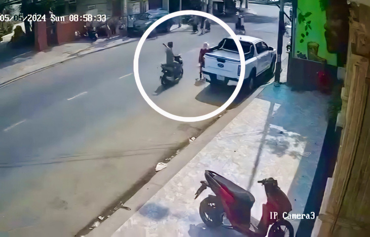 Hình ảnh người đàn ông cầm tuýp sắt đi từ phía sau đánh vào đầu người phụ nữ trên đường phố Nha Trang - Ảnh cắt từ clip