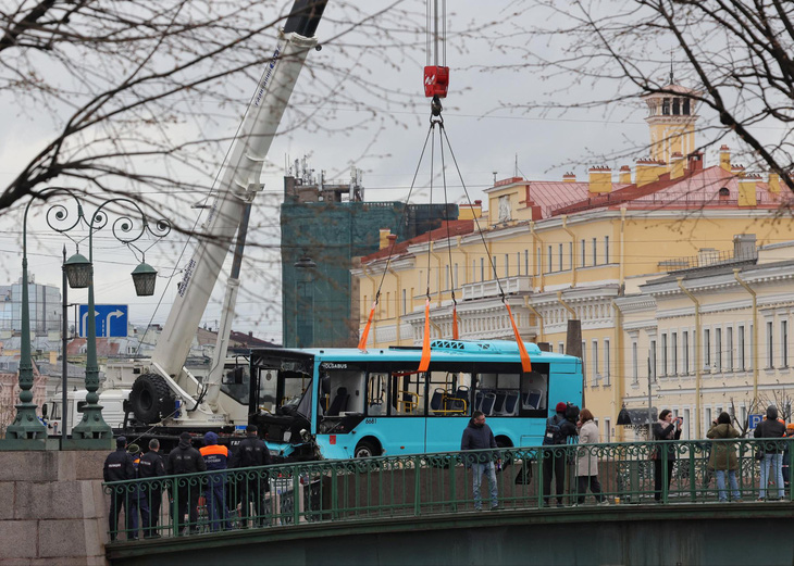 Chiếc xe buýt lao xuống sông ở thành phố Saint Petersburg, phía tây bắc nước Nga hôm nay 10-5 vừa được lực lượng cứu hộ đưa lên khỏi mặt nước - Ảnh: REUTERS