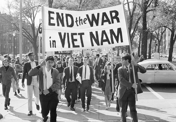 Biểu tình đòi chấm dứt chiến tranh Việt Nam ở Boston, Mỹ, năm 1965. Ảnh: The Star