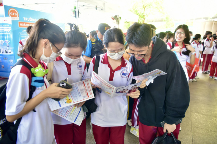 Các bạn học sinh lớp 11 Trường THPT Nguyễn Hữu Thọ, quận 4 đến tìm hiểu thông tin tại ngày hội AI Day - Ảnh: T.T.D.