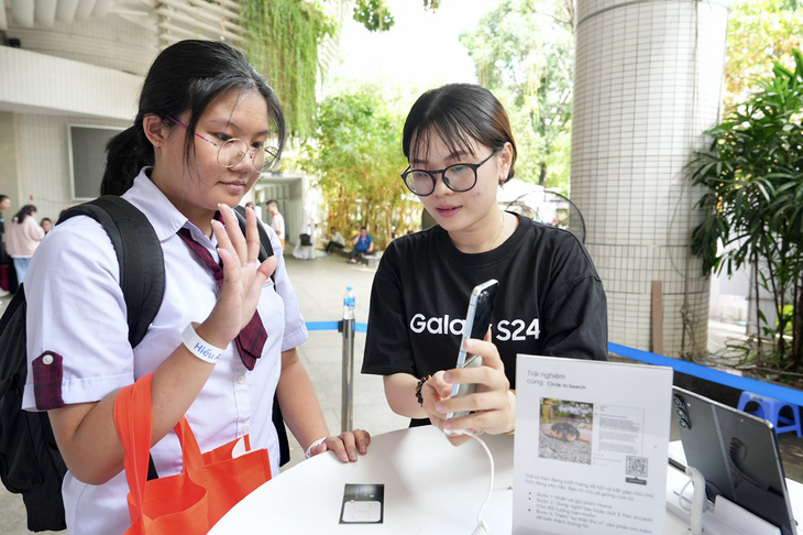 Em Khánh Minh, học sinh Trung học Thực hành Trường ĐHSP TP.HCM trải nghiệm AI trên điện thoại Samsung Galaxy Flip 5 - Ảnh: HỮU HẠNH