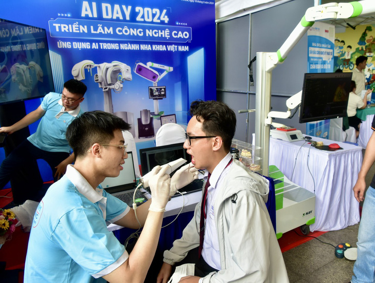 Bạn Tân Thuận (lớp 11 trường Trung học Thực hành thuộc ĐHSP TP.HCM) được khám răng bằng máy scan mini công nghệ tiên tiến của ngành nha khoa tại gian hàng nha khoa Nhân Tâm - Ảnh: T.T.D.