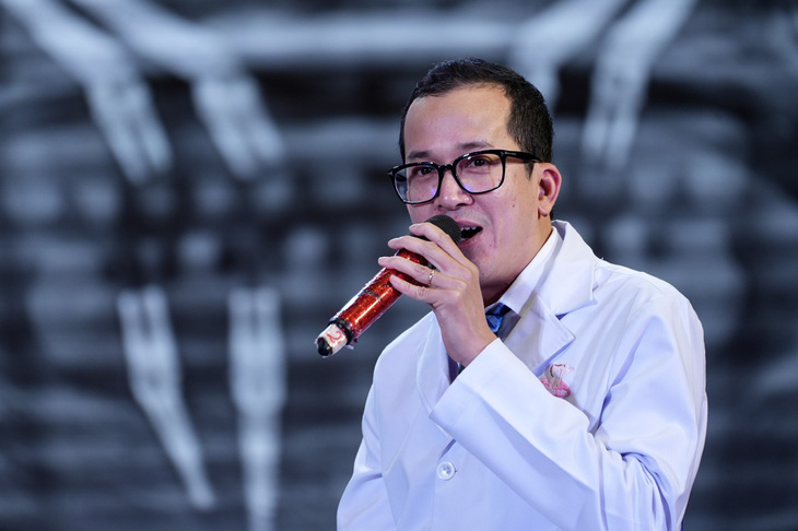 BS CKI Trương Chí Bảo, Nha khoa Nhân Tâm, giới thiệu dùng AI để chữa, cấy ghép trong điều trị nha khoa - Ảnh: HỮU HẠNH
