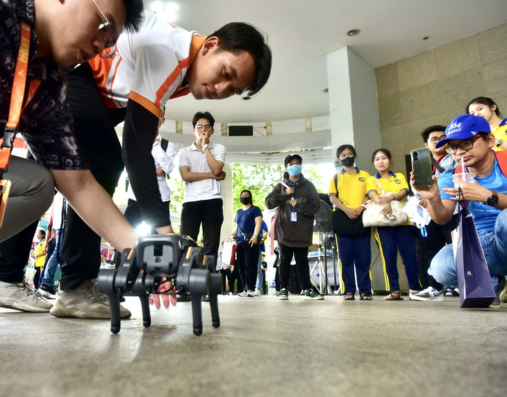 Chú robot chó của Trường ĐH Ngoại ngữ và Tin học thu hút sự chú ý của các bạn trẻ - Ảnh: T.T.D.