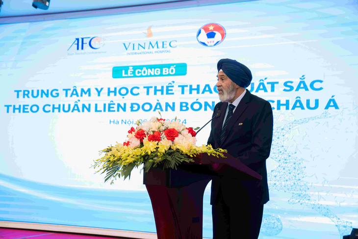Chủ tịch Hội đồng Y học của Liên đoàn bóng đá châu Á - Tiến sĩ Dato’ Gurcharan Singh chia sẻ tại lễ công bố chứng nhận - Ảnh: Đ.H
