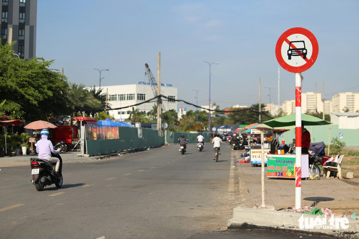 Ở hướng ngược lại (song hành cao tốc TP.HCM - Long Thành - Dầu Giây) vẫn đang cấm ô tô - Ảnh: MINH HÒA