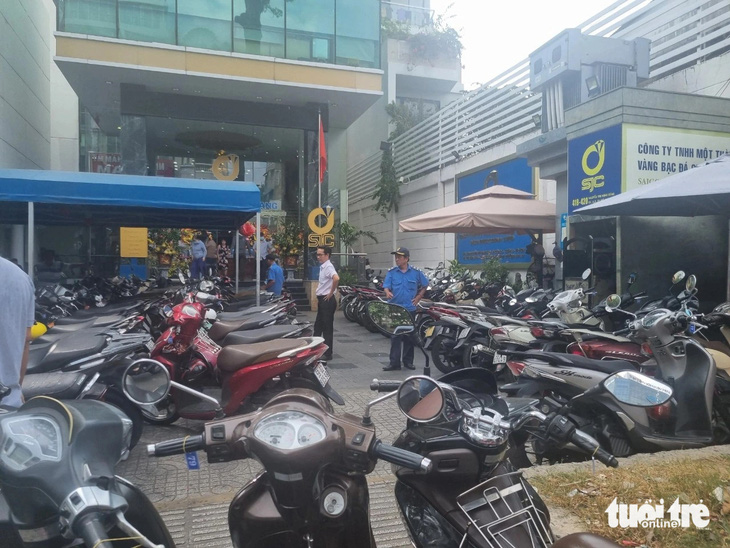 Bãi giữ xe Công ty SJC trên đường Nguyễn Thị Minh Khai không còn một chỗ trống - Ảnh: ÁNH HỒNG