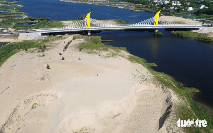 Hơn 1,3 triệu m3 cát tập kết bên cầu - Ảnh: LÊ TRUNG