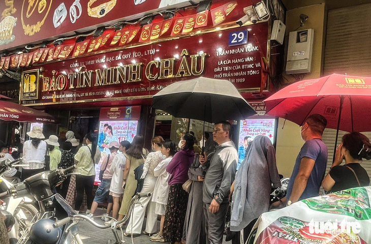 Người dân thủ đô xếp hàng chờ mua vàng trên phố Trần Nhân Tông, Hà Nội - Ảnh: LÊ THANH