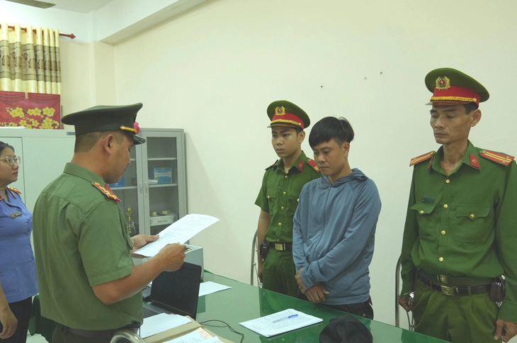 Hoàng Đình Tùng (thứ hai từ phải qua) bị bắt tạm giam do tổ chức đưa người đi Hàn Quốc trái phép - Ảnh: HUY PHÁCH