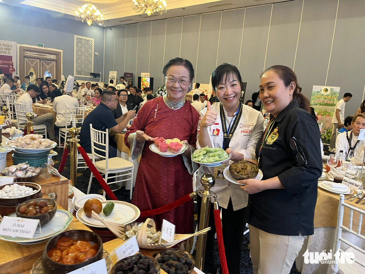 Nghệ nhân Việt Nam giới thiệu các món mứt truyền thống với đầu bếp quốc tế - Ảnh: N.BÌNH
