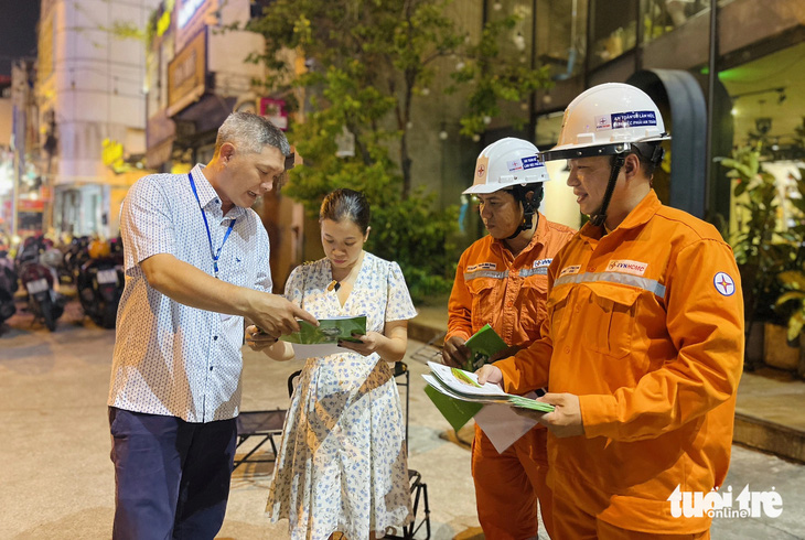 Công ty Điện lực Gia Định vận động người dân tiết kiệm điện tối 10-5 - Ảnh: LÊ PHAN