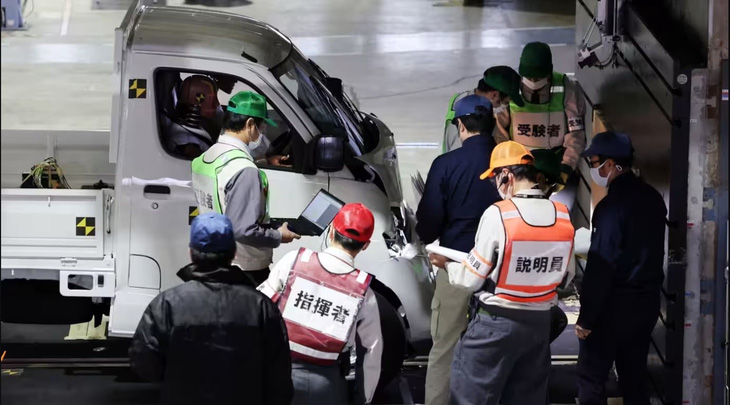 Các chuyên gia của Bộ Cơ sở hạ tầng và Giao thông vận tải Nhật Bản tiến hành thử nghiệm va chạm tại nhà máy của Daihatsu Motor ở quận Shiga vào ngày 15-1-2024 - Ảnh: Nikkei Asia