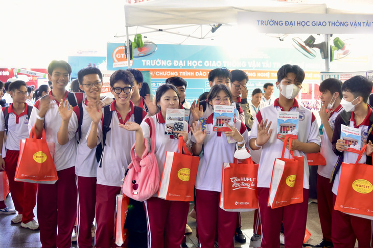 Các bạn học sinh Trường THPT Nguyễn Hữu Thọ, quận 4, đến check-in tại ngày hội AI Day - Ảnh: T.T.D.
