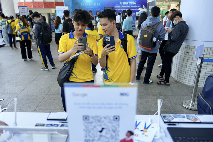 Em Nguyễn Đức Trọng và Huỳnh Chí Trung, Trường ĐH Tài chính - Marketing, check mã QR và tìm hiểu về chương trình hợp tác giữa Google và NIC - Ảnh: HỮU HẠNH