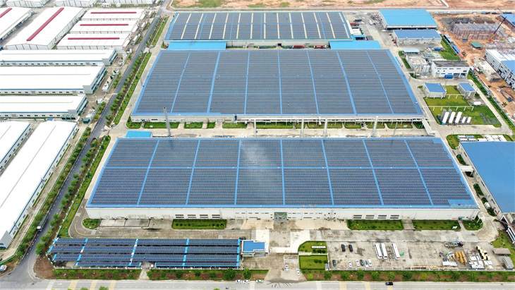 Các doanh nghiệp đã cam kết xây dựng nhà máy trung hòa carbon, giảm phát thải. Trong ảnh: một nhà máy sử dụng 100% nguồn điện mặt trời tại Việt Nam - Ảnh: T.S.