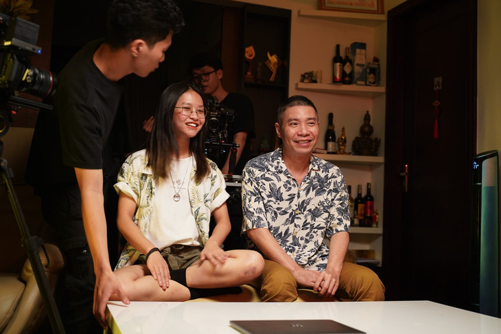 Hai bố con trên hậu trường quay phim - Ảnh: Facebook Thuc Anh Nguyen