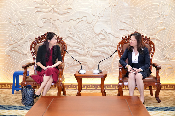 Bà Abigail Ng (bên trái) - giám đốc điều hành cấp cao thuộc Ban chính sách thị trường và người tiêu dùng, Cơ quan quản lý tiền tệ Singapore (MAS), trao đổi cùng bà Vũ Thị Chân Phương - chủ tịch Ủy ban Chứng khoán nhà nước Việt Nam - Ảnh: SSC