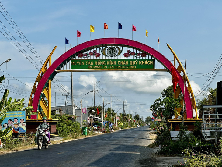 UBND huyện Tân Hồng đã đối thoại với chủ đầu tư trạm bơm, hạ giá bơm nước xuống mức 150.000 đồng/công vụ hè thu 2024. Trong ảnh: Đường về huyện Tân Hồng - Ảnh: ĐẶNG TUYẾT