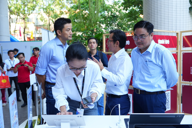 Phó bí thư Thành Đoàn TP. HCM Ngô Minh Hải tham quan các gian hàng và trải nghiệm AI - Ảnh: HỮU HẠNH