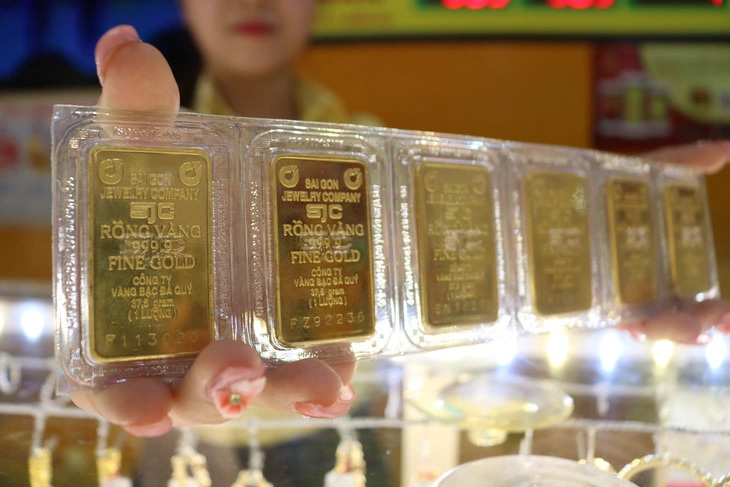 Giá vàng thế giới quy đổi tương đương 72,23 triệu đồng/lượng, thế nhưng giá bán vàng miếng SJC lên đến 92,4 triệu đồng/lượng - Ảnh: NGỌC PHƯỢNG