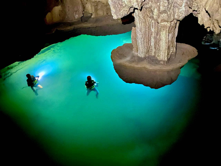 Hồ nước bí ẩn "treo" lơ lửng trong hang Thung, thuộc hệ thống hang động ở hung Thoòng vừa được phát hiện - Ảnh: L.DŨNG