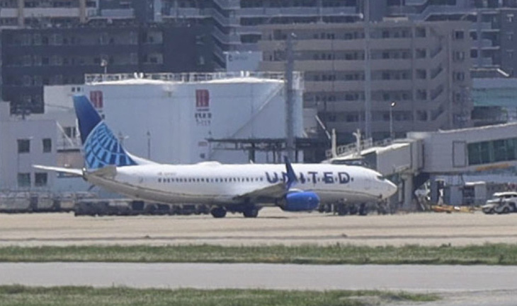 Hình ảnh chiếc máy bay của United Airlines hạ cánh khẩn cấp tại sân bay Fukuoka, Nhật Bản ngày 10-5 - Ảnh: KYODO