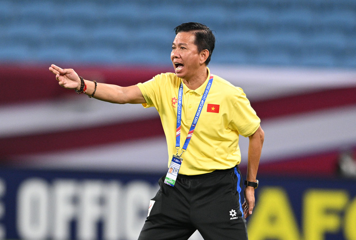 HLV Hoàng Anh Tuấn chỉ đạo ở Giải U23 châu Á 2024 - Ảnh: AFC