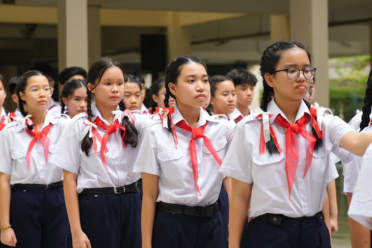 Học sinh Trường THCS Nguyễn Du, quận 1, TP.HCM trong một hoạt động ngoại khóa. Sở Giáo dục và Đào tạo TP.HCM đề nghị tiếp tục hỗ trợ học phí cho học sinh THCS trong năm học tới - Ảnh: Nhà trường cung cấp