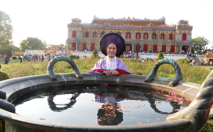 Chiếc vạc đồng dưới thời chúa Nguyễn hiện đặt trước sân điện Kiến Trung - Ảnh: NHẬT LINH