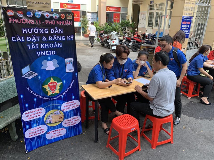 Quận Phú Nhuận triển khai nội dung cài đặt tài khoản định VNeID thuộc đề án 06 - Ảnh: P.N.
