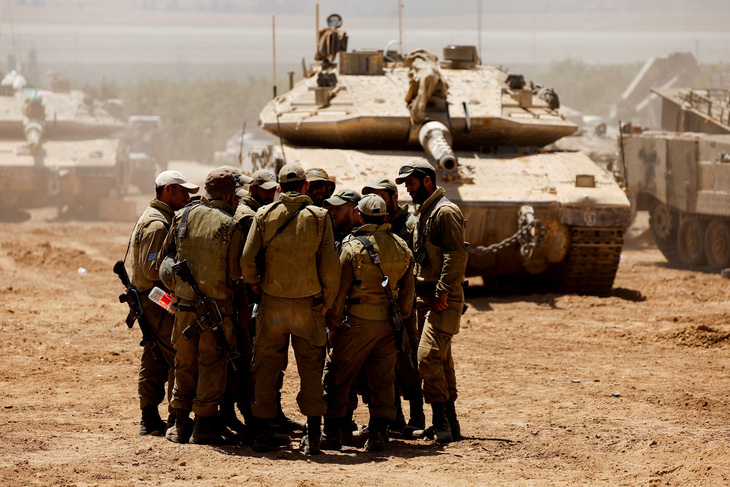 Binh sĩ và xe tăng Israel tại biên giới với Dải Gaza ngày 9-5 - Ảnh: REUTERS