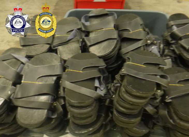 Số ma túy đá được giấu trong đế giày da màu đen - Ảnh: AFP